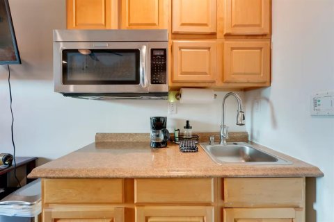 Commercial property in Palm Harbor, Florida 4 bedrooms, 178.28 sq.m. № 2205150 - photo 24