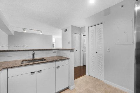 Condo in Doral, Florida, 1 bedroom  № 1956992 - photo 10