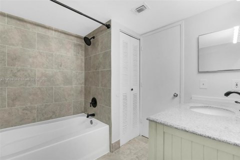 Condo in Doral, Florida, 1 bedroom  № 1956992 - photo 20