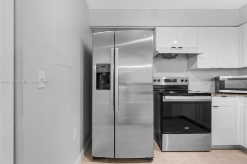 Condo in Doral, Florida, 1 bedroom  № 1956992 - photo 8