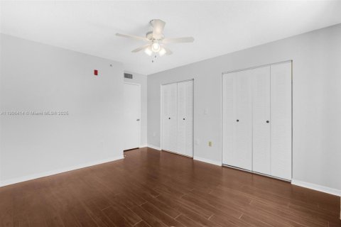 Condo in Doral, Florida, 1 bedroom  № 1956992 - photo 15