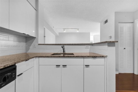 Condo in Doral, Florida, 1 bedroom  № 1956992 - photo 6