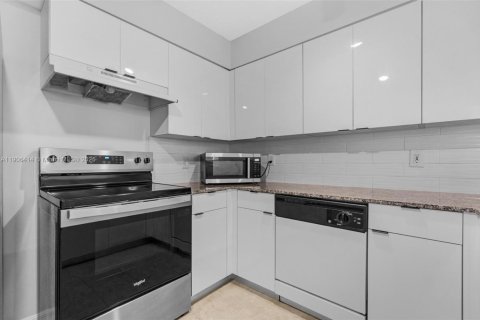 Condo in Doral, Florida, 1 bedroom  № 1956992 - photo 5