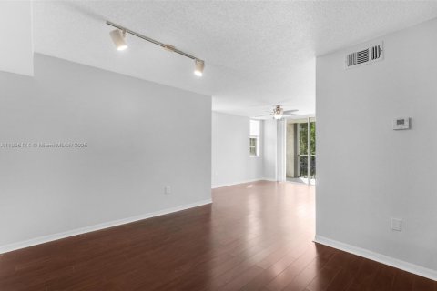 Condo in Doral, Florida, 1 bedroom  № 1956992 - photo 1