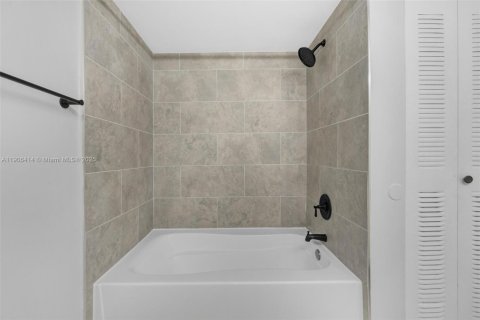 Condo in Doral, Florida, 1 bedroom  № 1956992 - photo 21