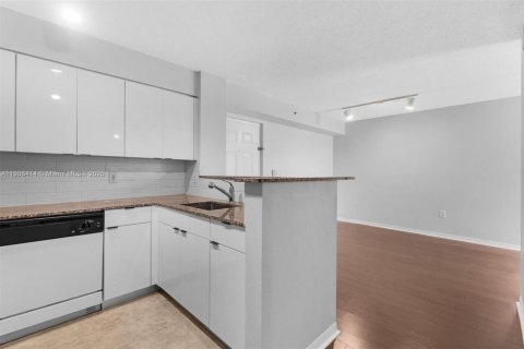Condo in Doral, Florida, 1 bedroom  № 1956992 - photo 11