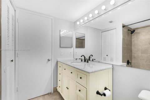 Condo in Doral, Florida, 1 bedroom  № 1956992 - photo 19