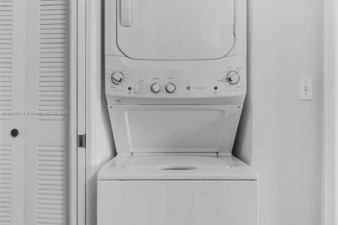 Condo in Doral, Florida, 1 bedroom  № 1956992 - photo 13