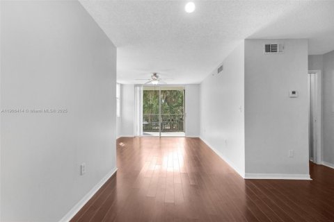 Condo in Doral, Florida, 1 bedroom  № 1956992 - photo 12