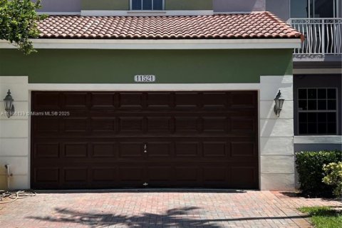 House in Doral, Florida 3 bedrooms, 193.24 sq.m. № 1956858 - photo 1