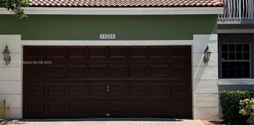 House in Doral, Florida 3 bedrooms, 193.24 sq.m. № 1956858