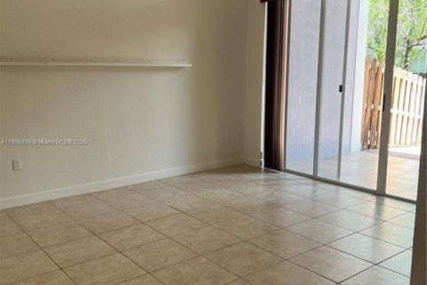 House in Doral, Florida 3 bedrooms, 193.24 sq.m. № 1956858 - photo 12