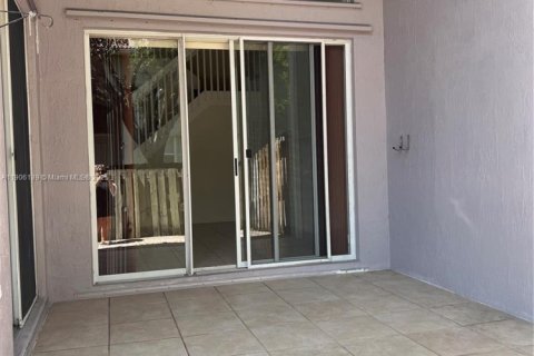 House in Doral, Florida 3 bedrooms, 193.24 sq.m. № 1956858 - photo 8