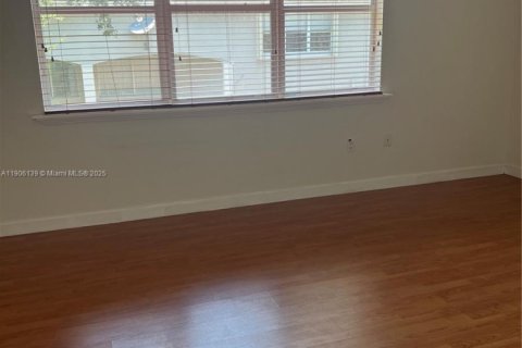 House in Doral, Florida 3 bedrooms, 193.24 sq.m. № 1956858 - photo 6