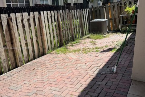 House in Doral, Florida 3 bedrooms, 193.24 sq.m. № 1956858 - photo 13