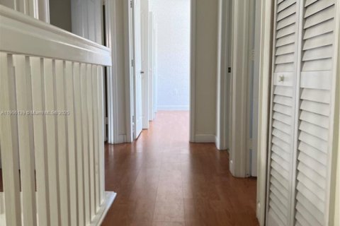 House in Doral, Florida 3 bedrooms, 193.24 sq.m. № 1956858 - photo 11