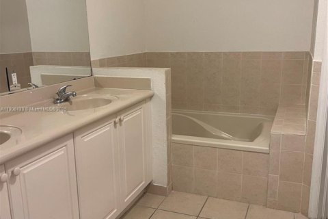 House in Doral, Florida 3 bedrooms, 193.24 sq.m. № 1956858 - photo 9