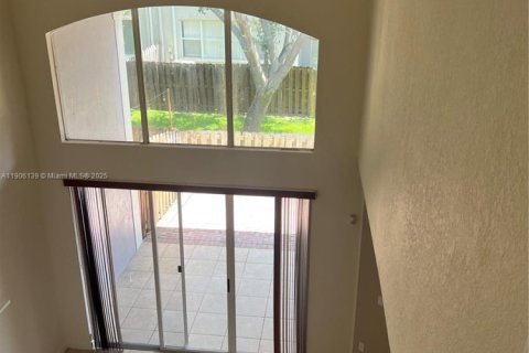 House in Doral, Florida 3 bedrooms, 193.24 sq.m. № 1956858 - photo 2