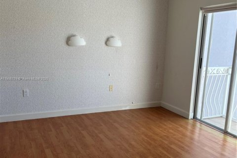 House in Doral, Florida 3 bedrooms, 193.24 sq.m. № 1956858 - photo 3