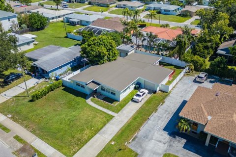 House in Largo, Florida 4 bedrooms, 209.03 sq.m. № 2390977 - photo 30
