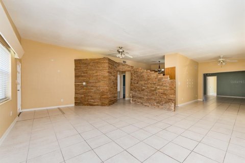 House in Largo, Florida 4 bedrooms, 209.03 sq.m. № 2390977 - photo 4