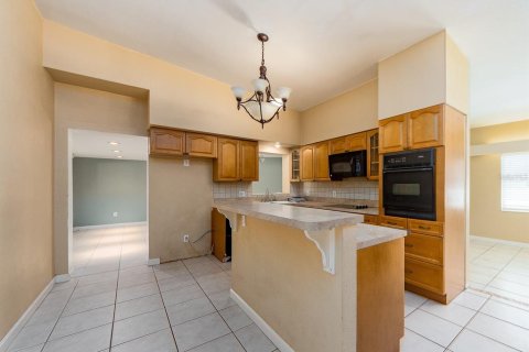 House in Largo, Florida 4 bedrooms, 209.03 sq.m. № 2390977 - photo 7