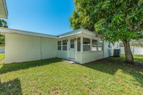 House in Largo, Florida 4 bedrooms, 209.03 sq.m. № 2390977 - photo 28
