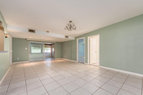 House in Largo, Florida 4 bedrooms, 209.03 sq.m. № 2390977 - photo 12