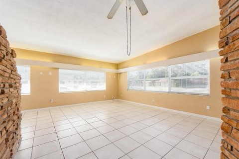 House in Largo, Florida 4 bedrooms, 209.03 sq.m. № 2390977 - photo 5