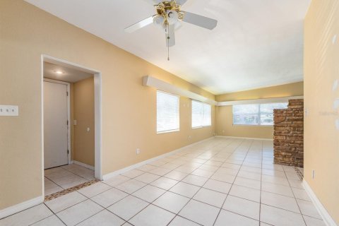 House in Largo, Florida 4 bedrooms, 209.03 sq.m. № 2390977 - photo 11
