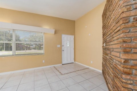 House in Largo, Florida 4 bedrooms, 209.03 sq.m. № 2390977 - photo 2