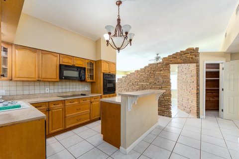 House in Largo, Florida 4 bedrooms, 209.03 sq.m. № 2390977 - photo 6