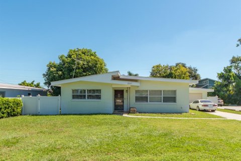 House in Largo, Florida 4 bedrooms, 209.03 sq.m. № 2390977