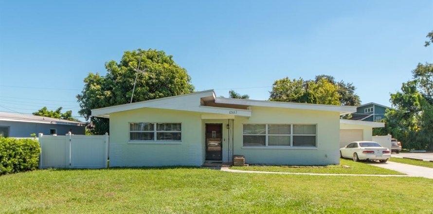 House in Largo, Florida 4 bedrooms, 209.03 sq.m. № 2390977