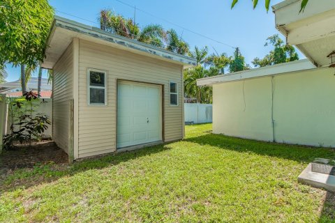 House in Largo, Florida 4 bedrooms, 209.03 sq.m. № 2390977 - photo 27