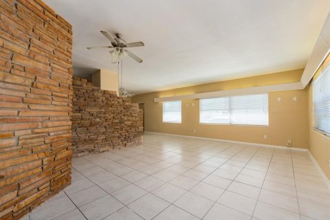 House in Largo, Florida 4 bedrooms, 209.03 sq.m. № 2390977 - photo 3