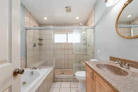House in Largo, Florida 4 bedrooms, 209.03 sq.m. № 2390977 - photo 17