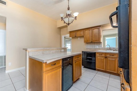 House in Largo, Florida 4 bedrooms, 209.03 sq.m. № 2390977 - photo 8