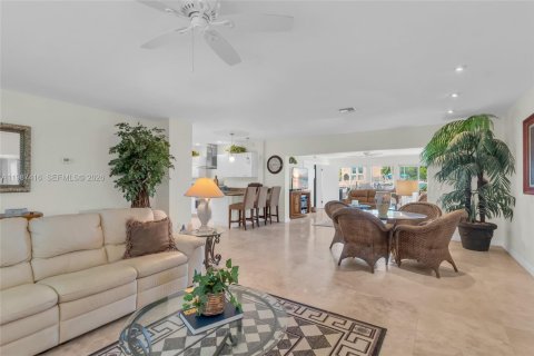 Villa ou maison à vendre à North Miami, Floride: 3 chambres, 173.82 m2 № 2047789 - photo 2