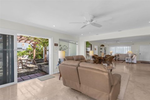 Villa ou maison à vendre à North Miami, Floride: 3 chambres, 173.82 m2 № 2047789 - photo 16