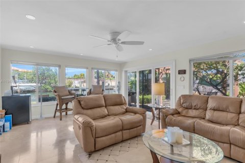 Villa ou maison à vendre à North Miami, Floride: 3 chambres, 173.82 m2 № 2047789 - photo 15