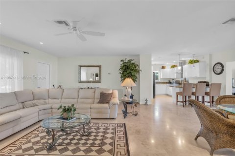 Villa ou maison à vendre à North Miami, Floride: 3 chambres, 173.82 m2 № 2047789 - photo 13