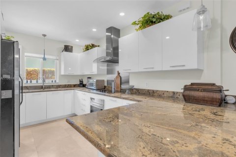 Villa ou maison à vendre à North Miami, Floride: 3 chambres, 173.82 m2 № 2047789 - photo 3