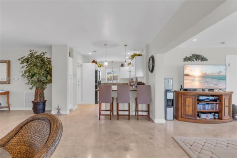 Villa ou maison à vendre à North Miami, Floride: 3 chambres, 173.82 m2 № 2047789 - photo 12