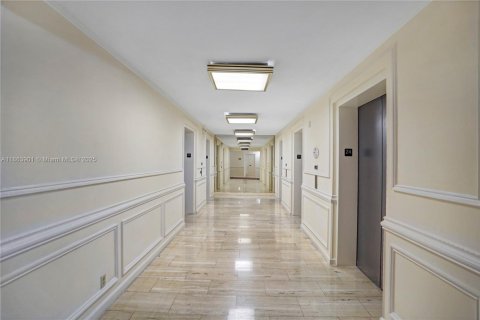 Condominio en venta en Hallandale Beach, Florida, 1 dormitorio, 88.26 m2 № 1891745 - foto 25
