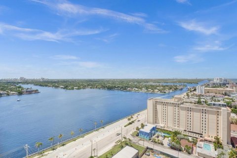 Condo in Hollywood, Florida, 2 bedrooms  № 1888407 - photo 4