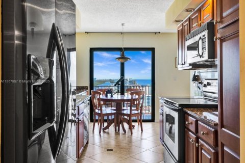 Condo in Hollywood, Florida, 2 bedrooms  № 1888407 - photo 9