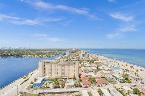 Condo in Hollywood, Florida, 2 bedrooms  № 1888407 - photo 1