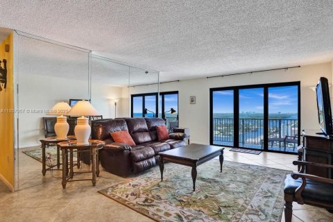 Condo in Hollywood, Florida, 2 bedrooms  № 1888407 - photo 6