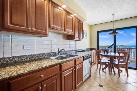 Condo in Hollywood, Florida, 2 bedrooms  № 1888407 - photo 10